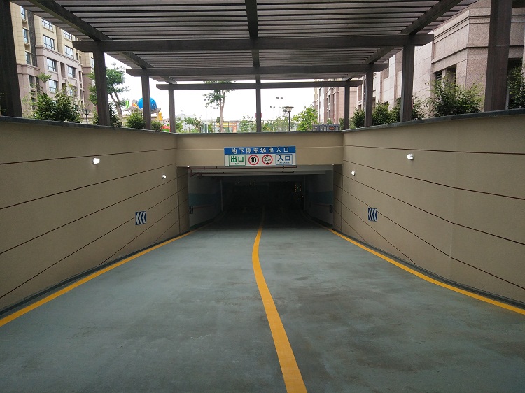 地下車庫入口 地下車庫入口